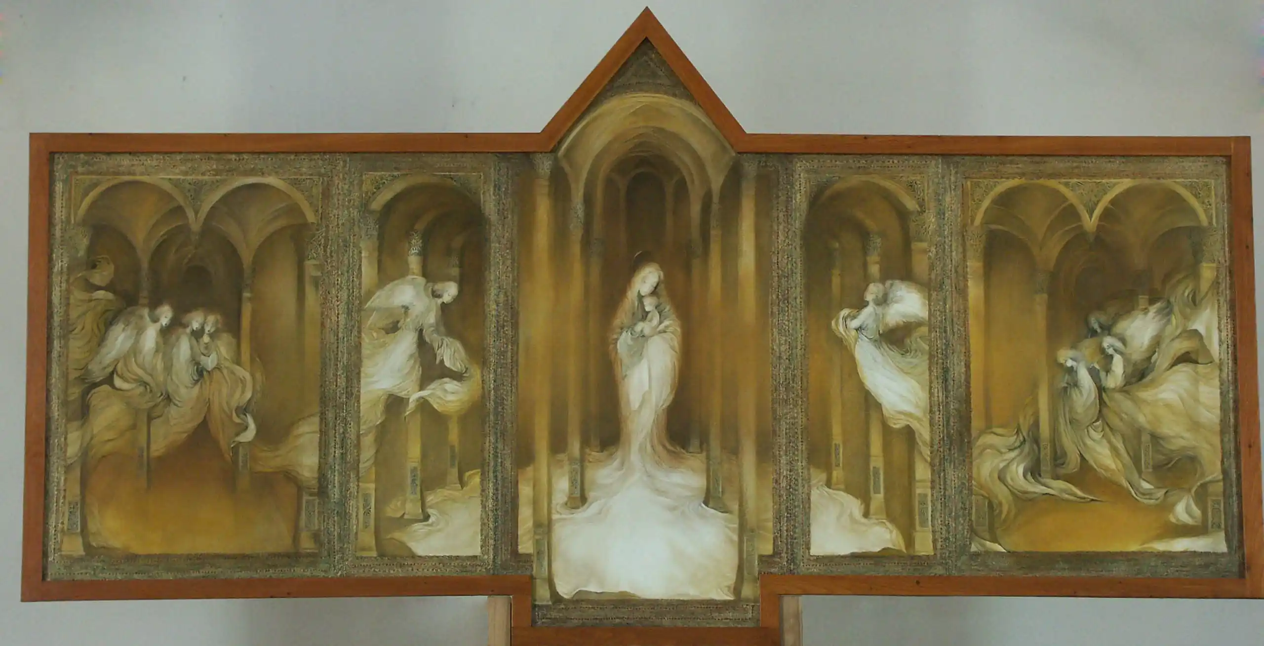 Szárnyas oltárkép madonna ábrázolással és zenélő angyalokkal